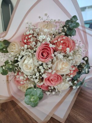 11 12 rosas blancas y rosas