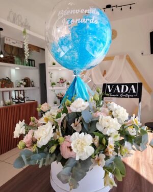 473796043_17881488945217921_98226232675249251_n Box de flores mixtas y globo burbuja