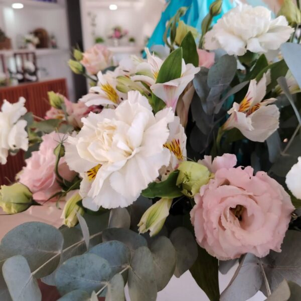 Box de flores mixtas y globo burbuja