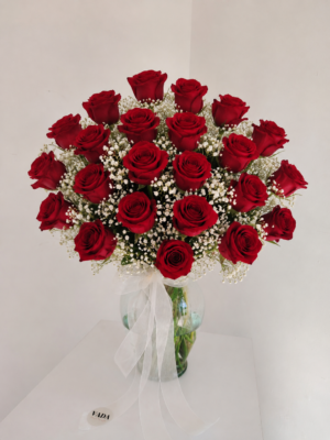 Florero de 24 rosas rojas con ghypso