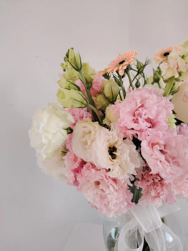 FB_IMG_1786664088517 Florero de lisianthus con gerbera