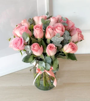 Florero de 24 rosas rosas con dolar